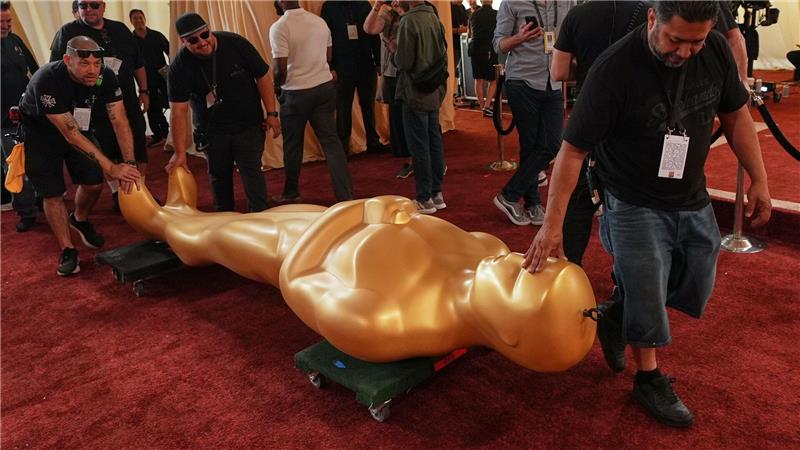Überlebensgroße Oscar-Statuen zieren den roten Teppich. 