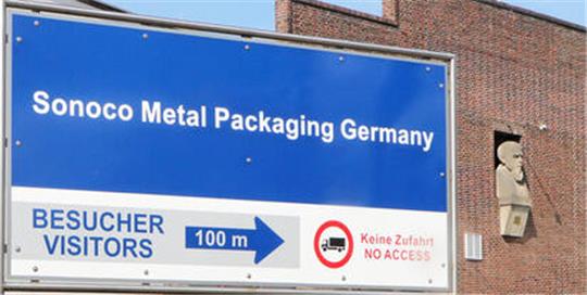 Übernahme: Aus Eviosys wird Sonoco Metal Packaging Germany. Das neue Schild steht seit Anfang April vor dem Gebäude mit der Züchner-Büste.