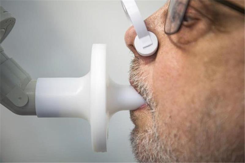 Long-Covid: Was ist, wenn der Gehirnnebel bleibt? Überprüfung der Lungenfunktion eines Long-Covid-Patienten. Foto: Sina Schuldt/dpa/Archiv