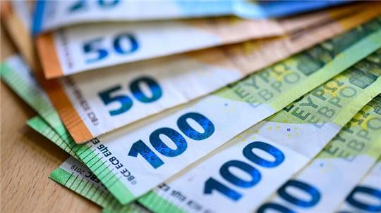 Nahaufnahme von mehreren Euro-Banknoten in verschiedenen Stückelungen