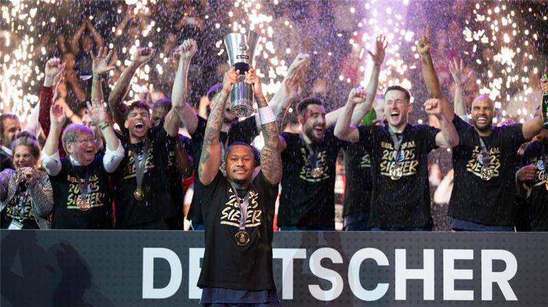 Keine Party für Herbert - MBC gewinnt Basketball-Pokal Überraschung beim Finalturnier: Der MBC ist Pokalsieger.