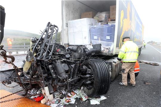 Überreste eines Lkws: Die Straßenmeisterei räumt die Autobahn. Foto: Neuendorf