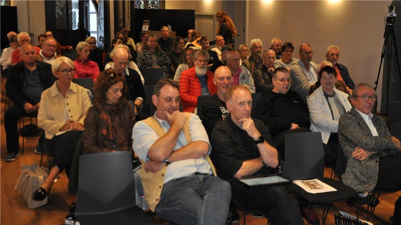Zukunft Pfalzquartier: Den Goslarern gehen die Fragen aus Überschaubarer Zuspruch: Die 80 Stühle auf der Rathausdiele sind längst nicht alle besetzt.