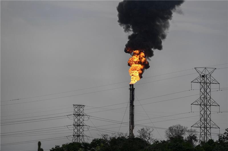 Opec+ will Ölproduktion weiter drosseln Überschüssiges Gas wird verbrannt. Das internationale Ölkartell Opec+ drosselt die Fördermengen.