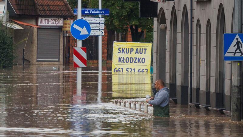 Hochwasser von Polen bis Österreich: Deutschland rüstet sich Überschwemmt und verwüstet: Klodzko in Polen.