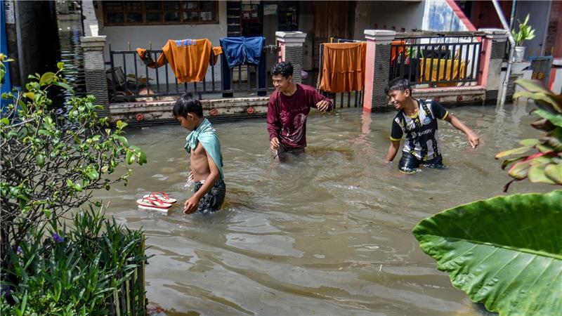 Bilder des Tages Überschwemmungen – Kinder trotzen den Fluten in West-Java