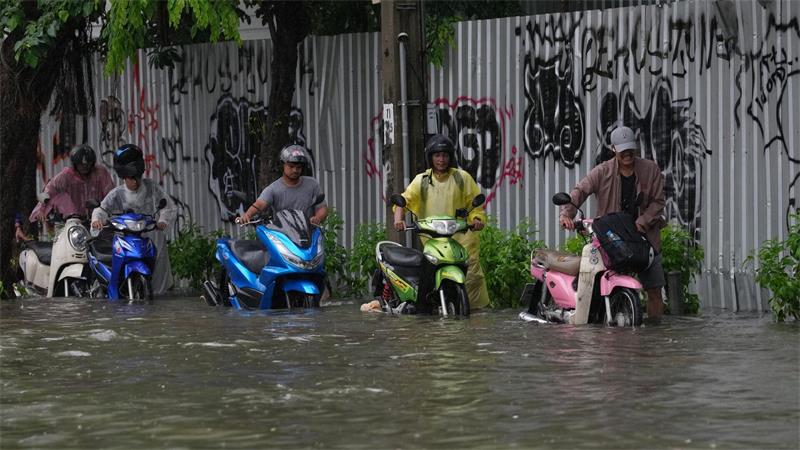 Überschwemmungen haben Bangkok weitgehend lahmgelegt.