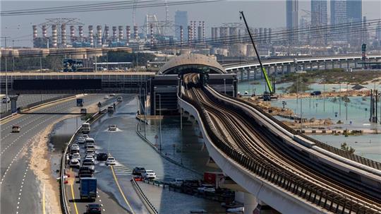 Überschwemmungen in Dubai im vergangenen Frühjahr. Wegen steigender Temperaturen kommt es nach Einschätzung der Klimawissenschaftler der Munich Re auch in Weltregionen zu schweren Unwettern, in denen solche Extremereignisse bisher quasi unbekannt waren.
