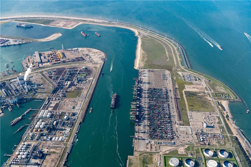 Grünes Licht für neues Wasserstoffnetzwerk in alten Röhren Übersicht über den Yangtzekanaal Euromax in den Niederlanden: Zum großen Teil soll Wasserstoff per Schiff im Rotterdamer Hafen ankommen.