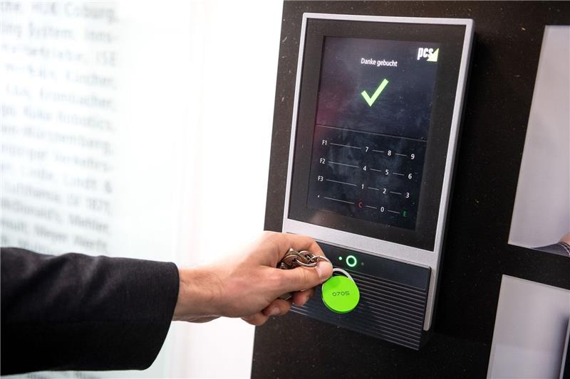 Beschäftigte leisteten 2023 rund 1,3 Milliarden Überstunden Überstunden werden häufig digital erfasst (Symbolbild).