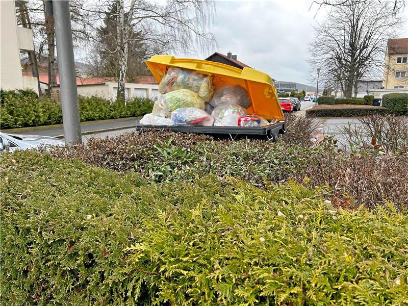 Gelbe Tonnen: Immer wieder Klagen im Landkreis Goslar Übervoll: Eine gelbe Tonne am Kuhlenkamp in Goslar. Sie wurde noch mit gelben Säcken befüllt, offenbar handelt es sich um Restbestände, denn es werden keine gelben Säcke mehr verteilt. Wer die Verpackungen einzeln in die Tonne wirft und sie vorher staucht, spart übrigens Platz in der Tonne.