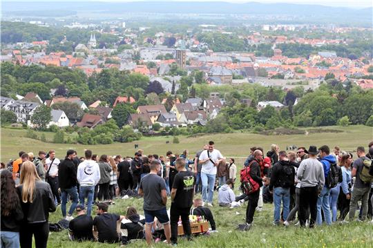 Überwiegend bleibt es am Himmelfahrtstag am „Blauen Haufen“ friedlich, gegen Abend verzeichnet die Polizei dann aber viele Zwischenfälle. Foto: Neuendorf