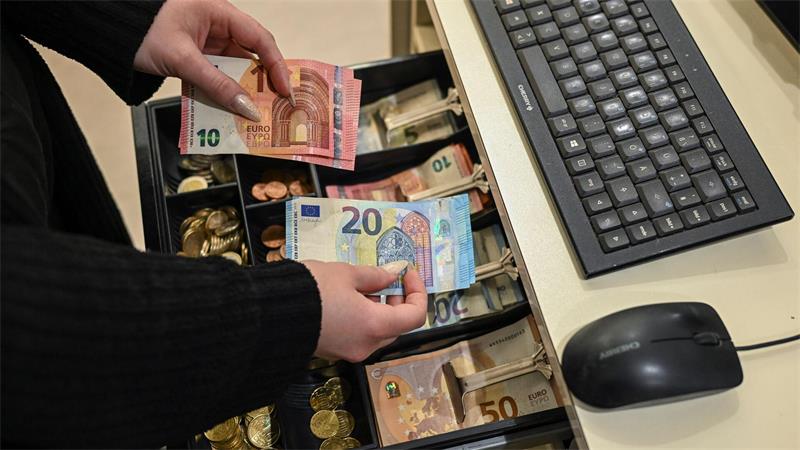 Überwiegend können die Menschen im Euroraum mit Schein und Münze zahlen, wenn sie das wollen. (Symbolbild)