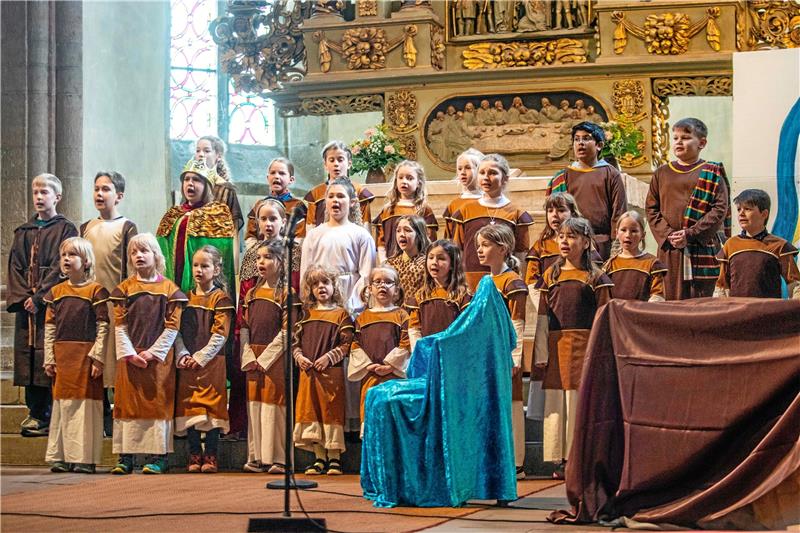 Starke Goslarer Stimmen rund um die biblische Löwengrube Überzeugende Solisten und eine beeindruckende Singgruppe: Die Goslarer Kurrende und der Kinderchor Langelsheim führen in der Frankenberger Kirche das Kindermusical „Daniel“ von Ralf Grössler auf. Fotos: Schenk
