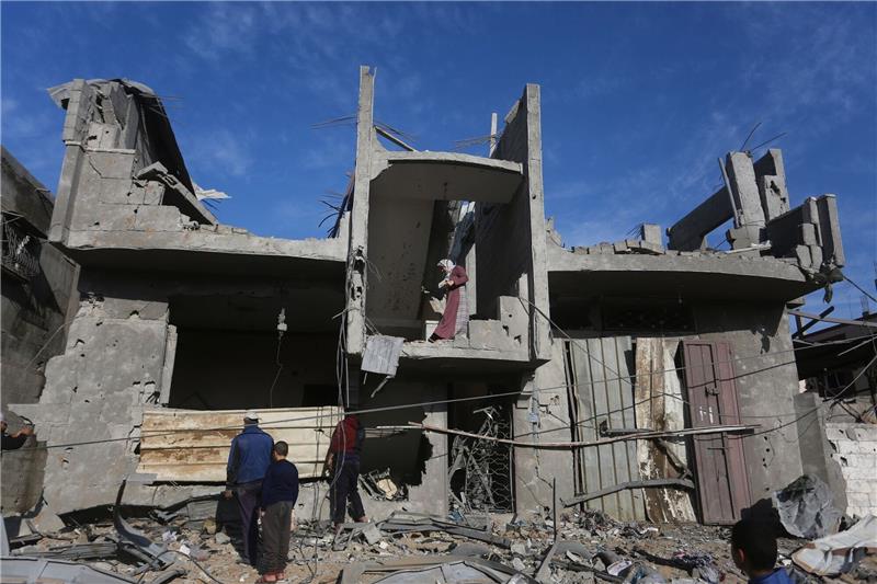 Israels Armee rückt im Süden Gazas vor Übrig geblieben ist von dem Haus dieser palästinensischen Familie nur noch Schutt und Asche.