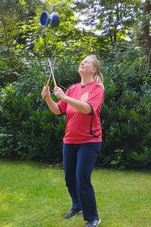 Übungsleiterin Ulrike Bruns zeigt einen Trick mit dem Diabolo.