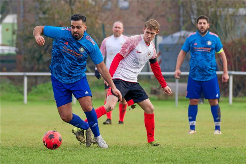Ufuk Günes (li.) von der 2. Mannschaft des VfL Oker lässt sich vom Schladener Marcel Löffler nicht aufhalten. Am Ende steht ein 4:2-Sieg für den Tabellenzweiten der 1. Nordharzklasse. Foto: Drechsler
