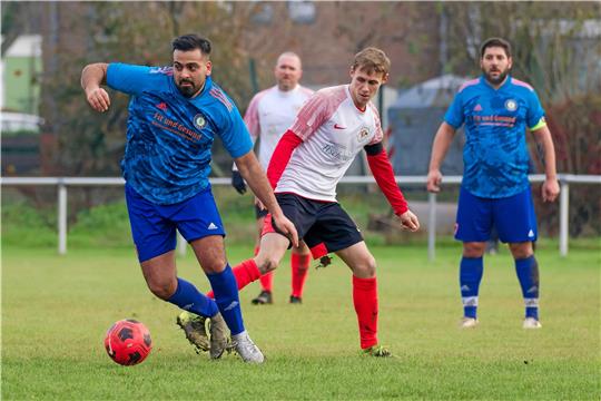 Ufuk Günes (li.) von der 2. Mannschaft des VfL Oker lässt sich vom Schladener Marcel Löffler nicht aufhalten. Am Ende steht ein 4:2-Sieg für den Tabellenzweiten der 1. Nordharzklasse. Foto: Drechsler