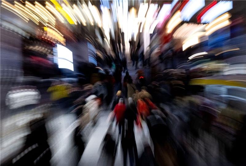 2022 war ein schlechtes Jahr - finden vor allem Ältere Ukraine-Krieg, Inflation, hohe Energiekosten: Vielen Deutschen bleibt das Jahr 2022 nicht in der besten Erinnerung.