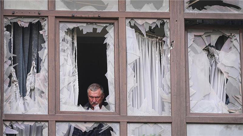 Bilder des Tages Ukraine-Krieg - Mann inspiziert zerstörtes Haus