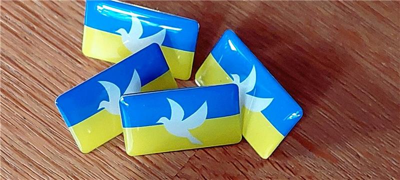 Ukraine-Pins stehen am Samstag im Stadtgebiet zum Verkauf. Foto: Privat