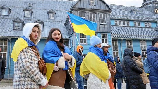 Ukrainer und Deutsche kommen auf dem Marktkirchenplatz zusammen. Foto: Neuendorf