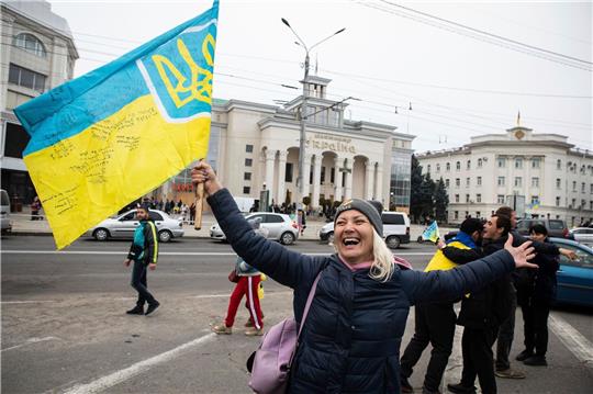 Ukrainer versammeln sich in der Innenstadt, um die Rückeroberung ihrer Stadt Cherson zu feiern.