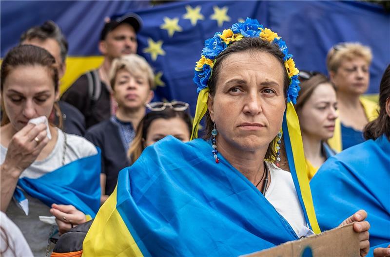 Ukraine und Moldau sind EU-Kandidaten, andere könnten folgen Ukrainerinnen bei einer Kundgebung vor dem Sitz des Europäischen Rates in Brüssel.