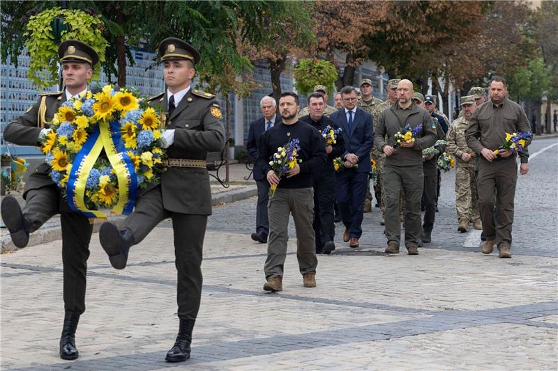 Krieg gegen die Ukraine: So ist die Lage Ukraines Präsident Wolodymyr Selenskyj nimmt an einer Kranzzeremonie während des Tages der Verteidiger auf dem Mykhailivska-Platz in Kiew teil.