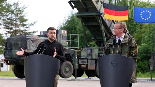 Ukraines Präsident Wolodymyr Selenskyj und Verteidigungsminister Boris Pistorius informieren sich auf einem Truppenübungsplatz über die Ausbildung von ukrainischen Soldaten am Flugabwehrraketensystem vom Typ „Patriot“.