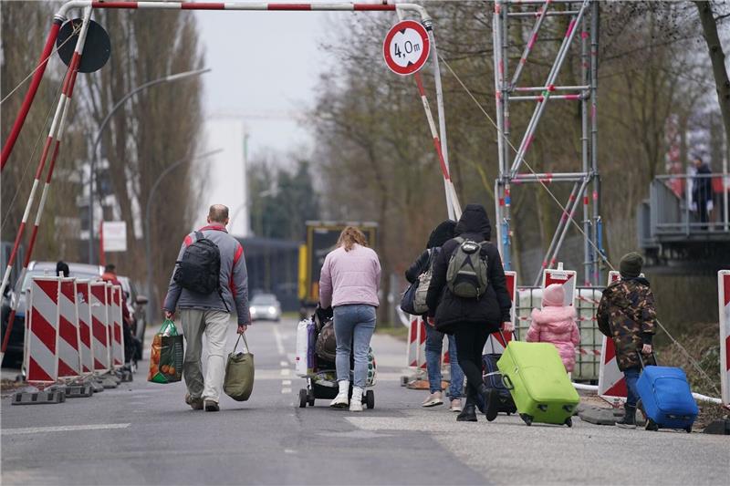 OECD erwartet Rekord-Zuwanderung durch den Ukraine-Krieg Ukrainische Flüchtlinge verlassen mit ihrem Gepäck die Flüchtlingsunterkunft in Hamburg.