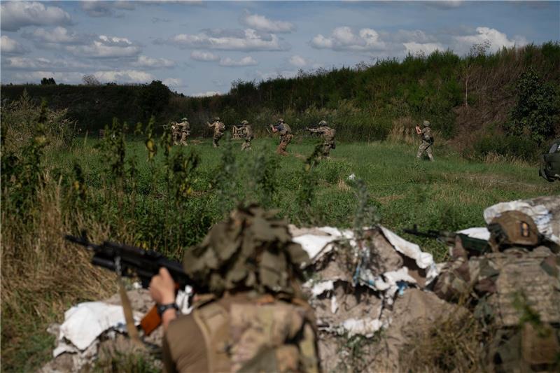 Krieg gegen die Ukraine: So ist die Lage Ukrainische Freiwillige üben für den Kampf auf einem Übungsplatz am Stadtrand von Kiew.