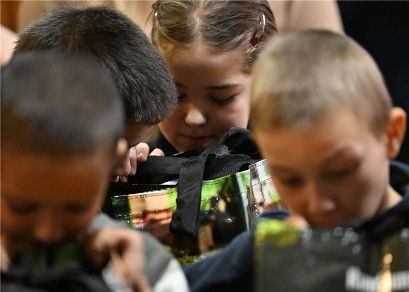 „OHZ hilft” verteilt Weihnachtstüten an Kinder in Ukraine Ukrainische Mädchen und Jungen aus einem Waisenhaus freuen sich über Weihnachtsgeschenke der privaten Organisation «OHZ hilft».
