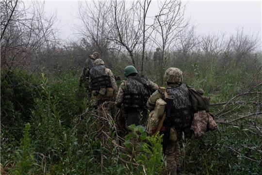 Ukrainische Marinesoldaten gehen durch Gelände an der Frontlinie in der Nähe des Flusses Dnepr. (Archivbild)