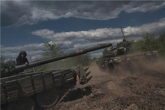 Ukrainische Panzer in der Nähe von Bachmut.