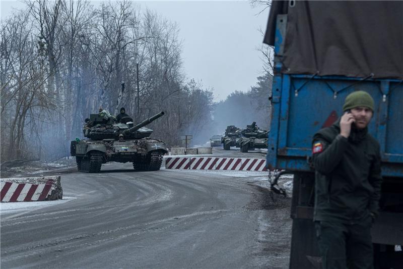 Krieg gegen die Ukraine: So ist die Lage Ukrainische Panzer rollen in Richtung Frontlinie in der Region Donezk.