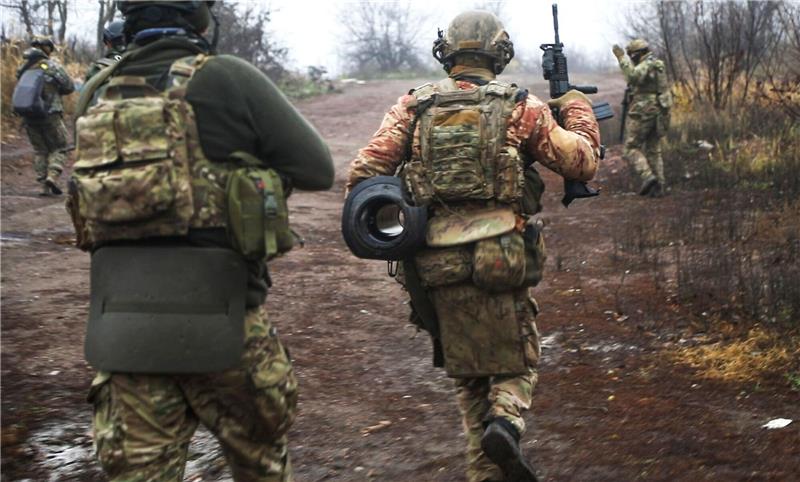 Ukraine und Russland melden heftige Gefechte im Donbass Ukrainische Soldaten ändern ihre Position an einem ungenannten Ort in der Region Donezk.