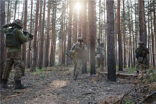 Ukrainische Soldaten an der Frontlinie in der Nähe von Kreminna.
