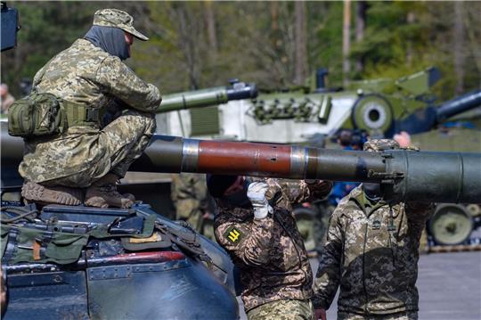 Ukrainische Soldaten arbeiten am Kampfpanzer vom Typ Leopard 1 A5. Deutschland wird der Ukraine wohl weitere Waffen liefern.