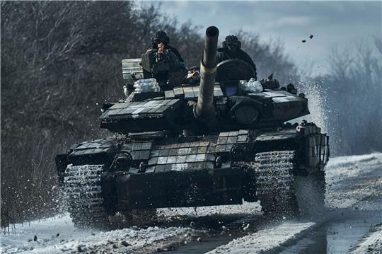 Ukrainische Soldaten auf einem Panzer an der Frontlinie in Bachmut.