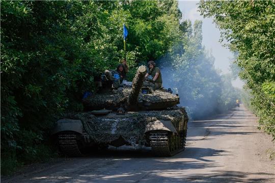 Ukrainische Soldaten auf einem T-64-Panzer an der Frontlinie in der Nähe von Bachmut.