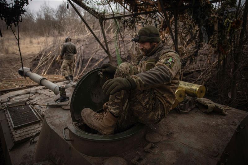 Krieg gegen die Ukraine: So ist die Lage Ukrainische Soldaten bereiten ein selbstfahrendes Artilleriefahrzeug vor, um auf russische Stellungen an der Frontlinie in der Region Donezk zu feuern.