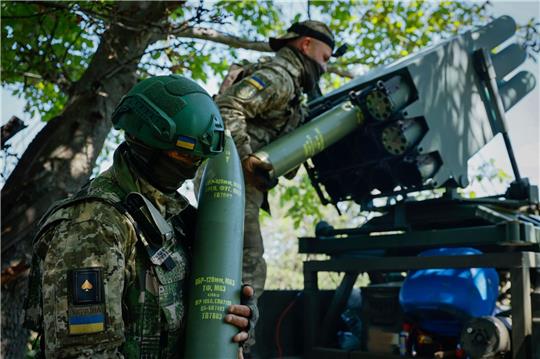 Ukrainische Soldaten bereiten einen Mehrfachraketenwerfer vor, bevor sie auf russische Stellungen feuern.