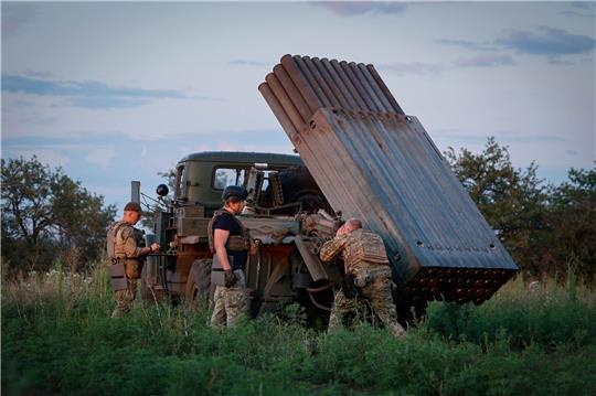 Ukrainische Soldaten bereiten einen Mehrfachraketenwerfer vor, um Raketen auf die russischen Stellungen an der Frontlinie in der Nähe von Bachmut abzufeuern.