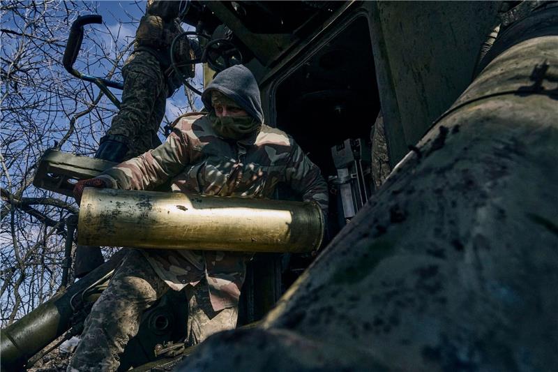ISW: Ukrainischer Teilrückzug aus Bachmut möglich Ukrainische Soldaten bereiten sich auf den Abschuss einer Panzerhaubitze in der Nähe von Bachmut vor.