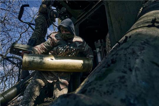 Ukrainische Soldaten bereiten sich auf den Abschuss einer Panzerhaubitze in der Nähe von Bachmut vor.