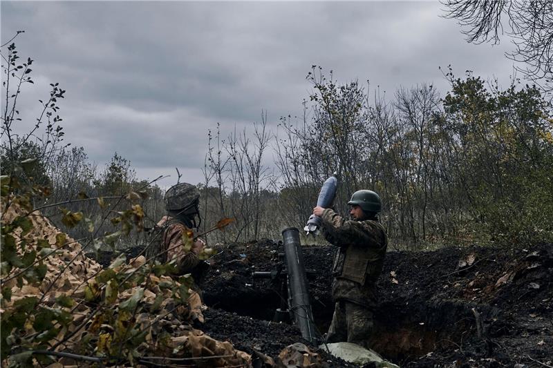 Ukrainische Soldaten beschießen nach ukrainischen Angaben russische Stellungen mit einem Granatwerfer.