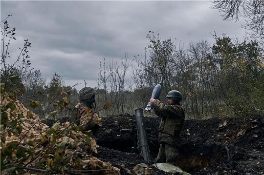 Ukrainische Soldaten beschießen nach ukrainischen Angaben russische Stellungen mit einem Granatwerfer.