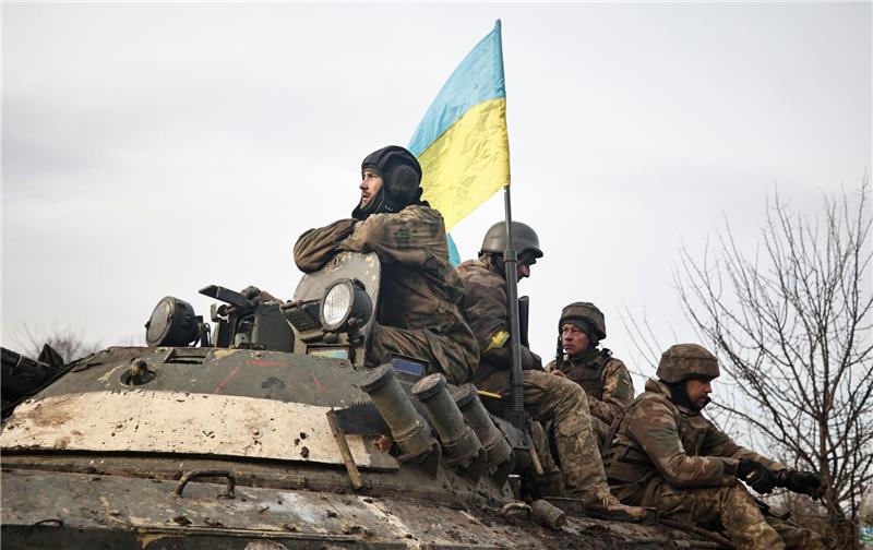 USA: Kein Problem mit deutschen Kampfpanzern für Ukraine Ukrainische Soldaten beziehen Stellung an der Frontlinie.
