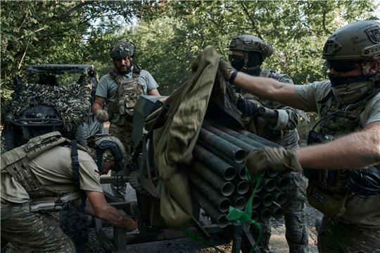 Ukrainische Soldaten der 28. Brigade bereiten ein Mini-Mehrfachraketen-System an der Frontlinie in der Nähe von Bachmut vor. (Archiv)